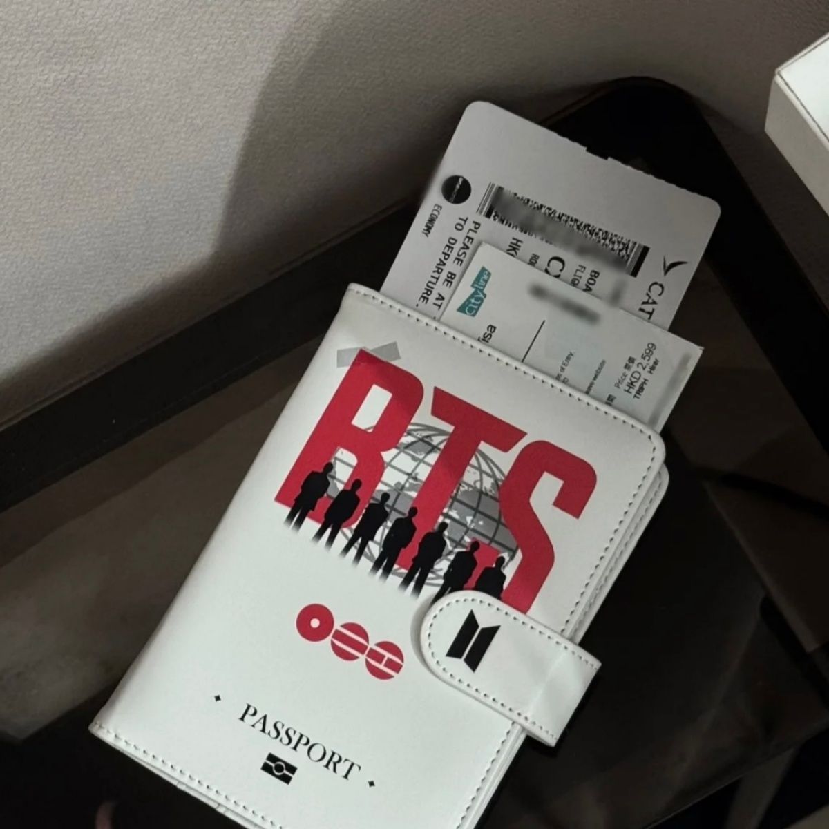 Index Card Holder - حافظة جواز سفر أنيقة من BTS،